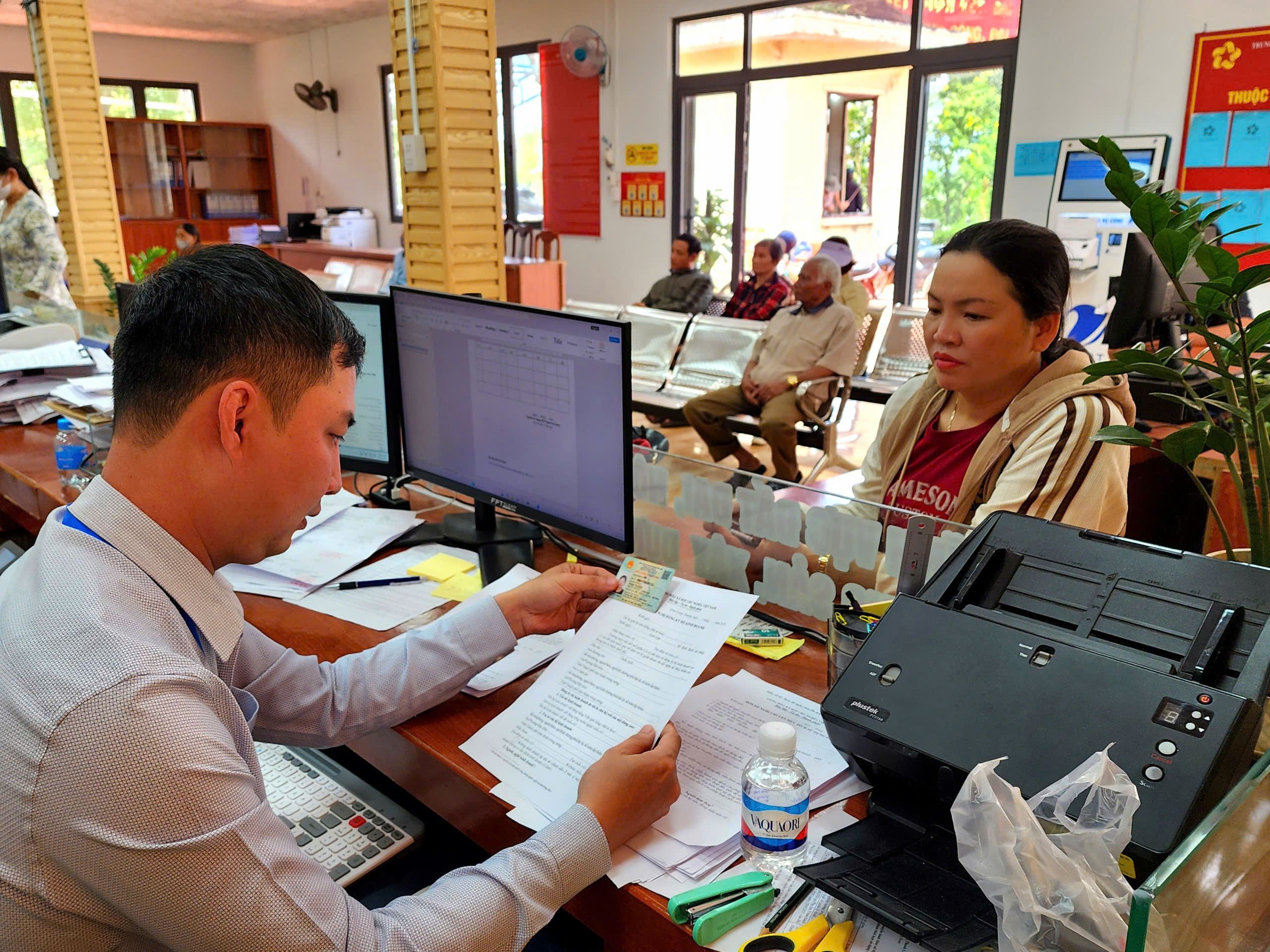 XÂY DỰNG ĐỘI NGŨ CÁN BỘ, CÔNG CHỨC CHUYÊN NGHIỆP, TẬN TÂM, TRÁCH NHIỆM